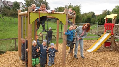 Neuer Spielturm im Kindergarten sorgt für Begeisterung